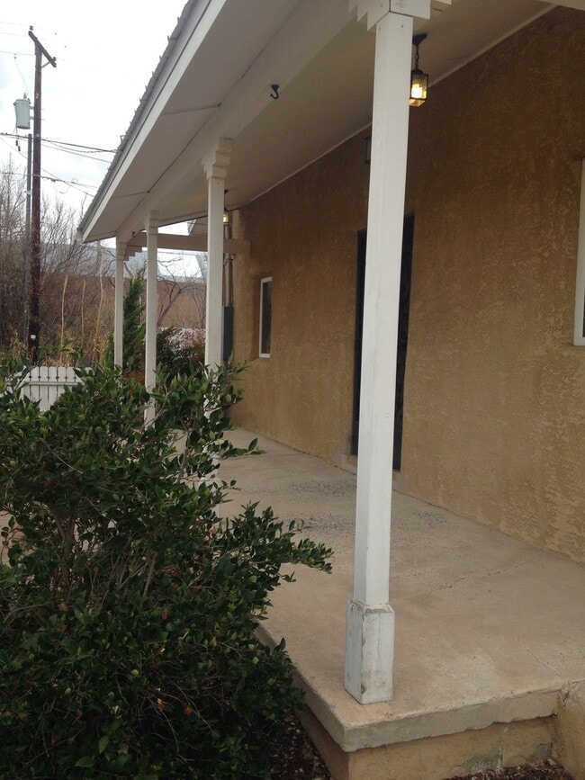 Building Photo - ABSOLUTELY DARLING 2 Bedroom  1 Bath DOWNT...