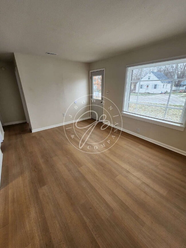 Building Photo - "Charming 2-Bedroom Retreat on Birkdale Road with Cozy 700 sq ft Layout in Toledo!"