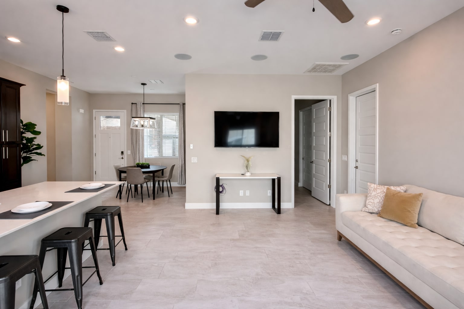 Building Photo - 2506 E Pleasant Ln