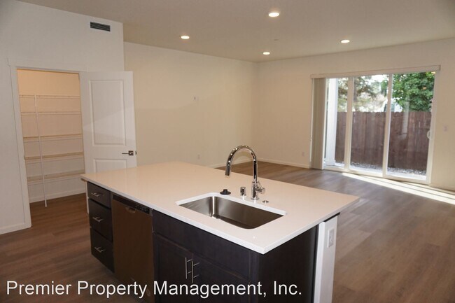 Building Photo - 3 br, 2.5 bath House - 11404 NE 127th Ct