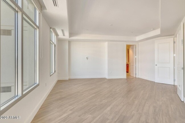 Building Photo - 2211 E Camelback Rd
