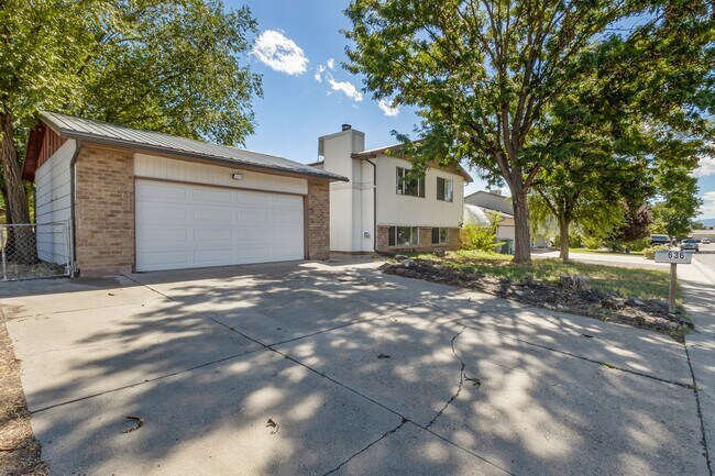 Building Photo - Spacious 4-Bed, 2-Bath