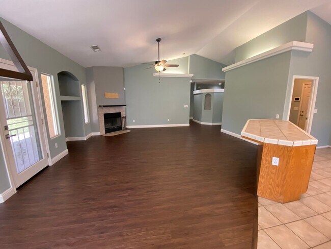 Building Photo - 2643 W Oakridge Ave
