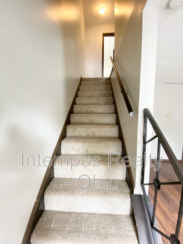 Building Photo - 718 W Light St