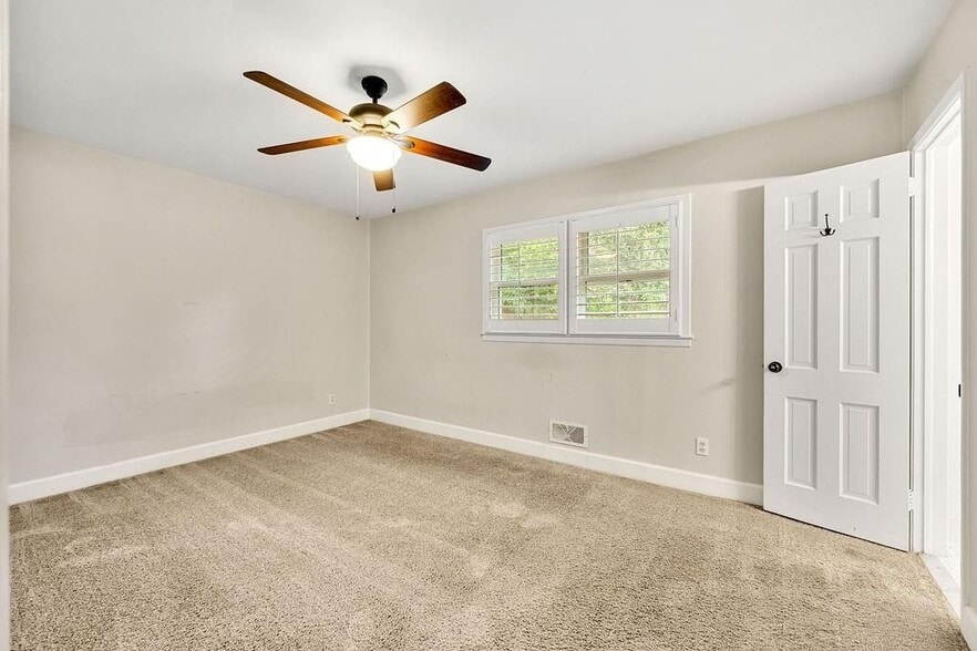 Building Photo - 161 Deerwood Cir