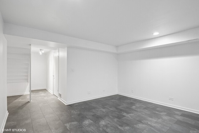 Building Photo - 3759 N Kenmore Ave
