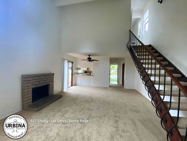 Building Photo - Cute End Unit in Desirable Complex