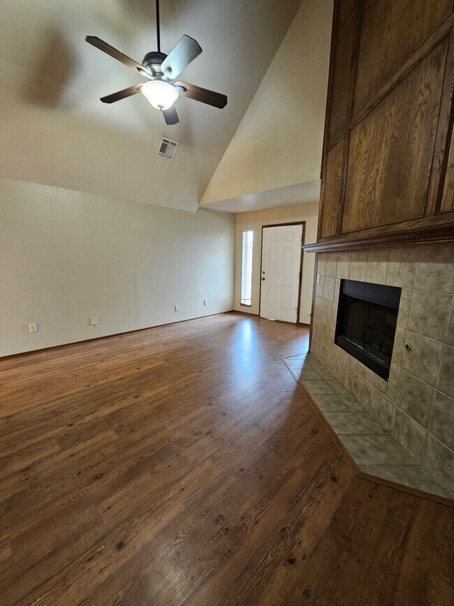 Building Photo - (4) Bed/(2) Bath in Moore w/ Shelter Avail NOW! Pets Negotiable!