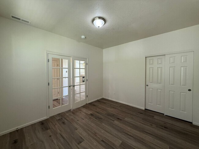 Building Photo - Freshly Updated Four Bedroom
