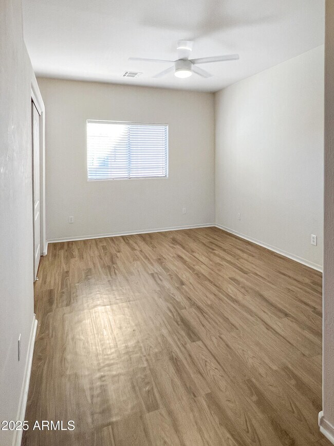 Building Photo - 1015 S Val Vista Dr