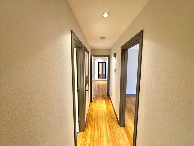 Building Photo - 4400 Hemingway Dr