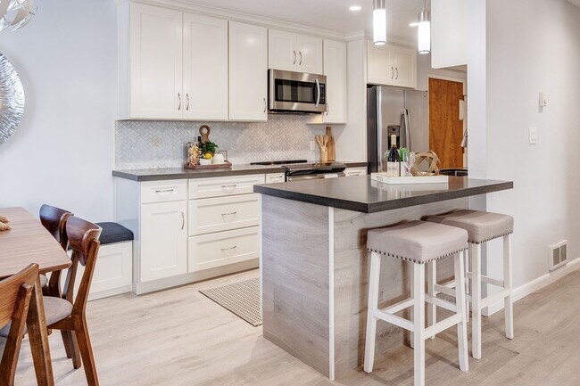 Building Photo - Advent - Low Deposit W/ Laundry & Parking!