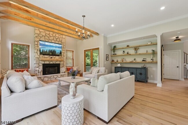 Building Photo - 5 Shores Rd