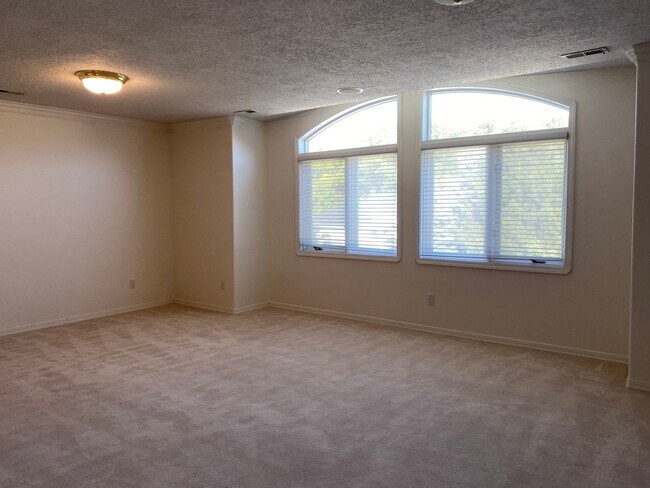 Building Photo - 4 Bed/3.5 Bath House in Cottonwood Heights...