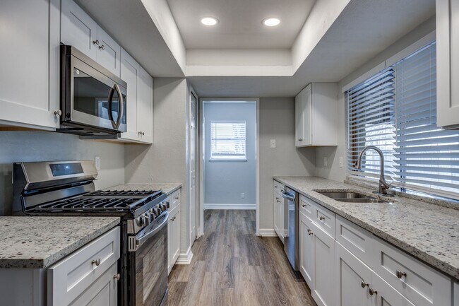 Building Photo - Spacious 4BD Home with Stunning Landscape ...