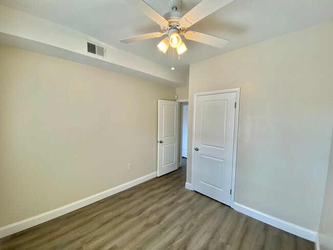 Building Photo - Large  Sunny Dupont Circle 2 bed 2 bath Ap...