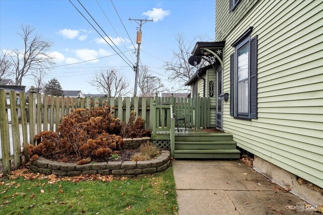 Building Photo - 217 Washburn St