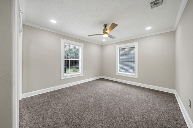 Building Photo - 7647 Greendowns St