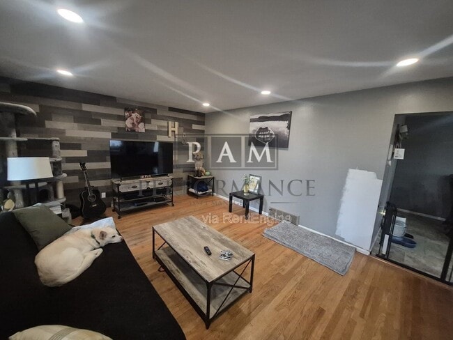 Building Photo - 1422 W Maplewood Ct