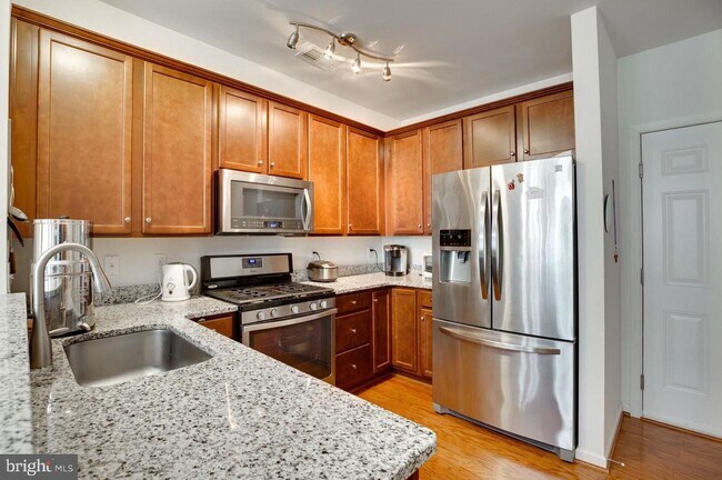 Building Photo - 3009 Chesapeake Dr