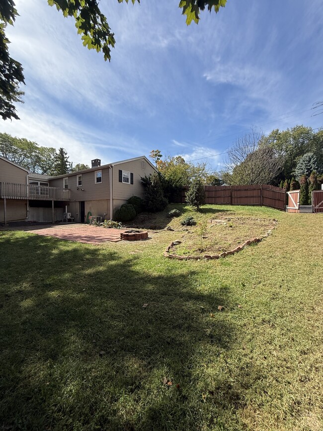 Building Photo - 6 Wells Farm Dr