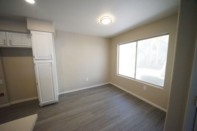 Building Photo - 5710 E Tropicana Ave