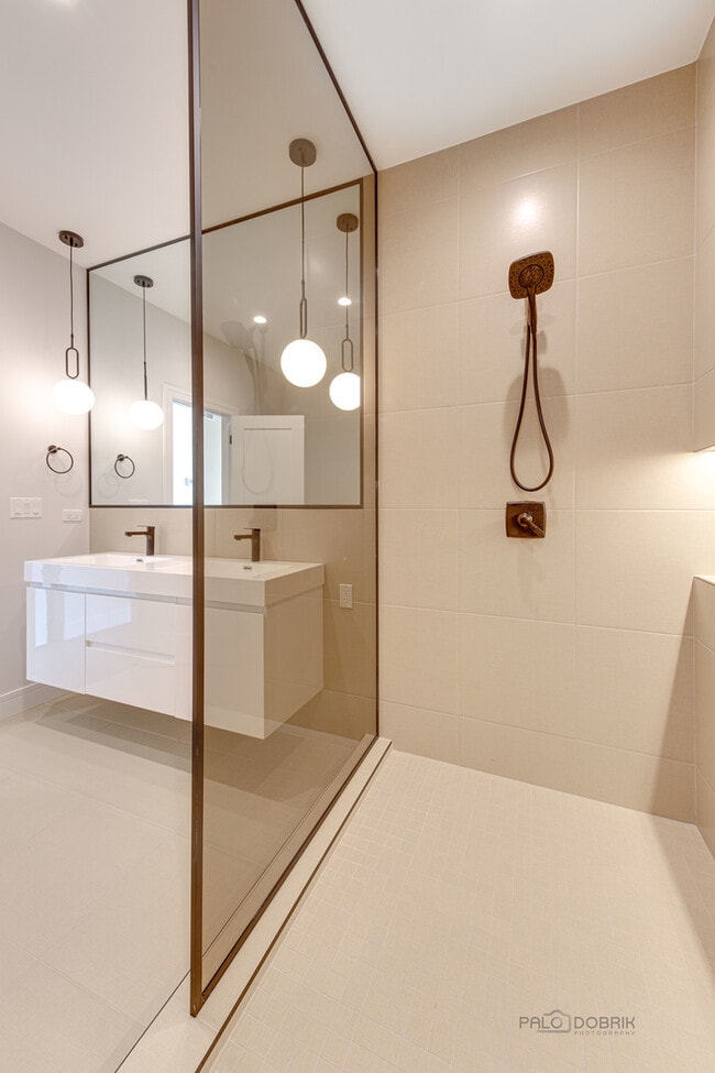 Building Photo - 1304 N Lawndale Ave