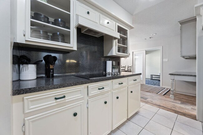 Building Photo - 9123 Kerr Dr