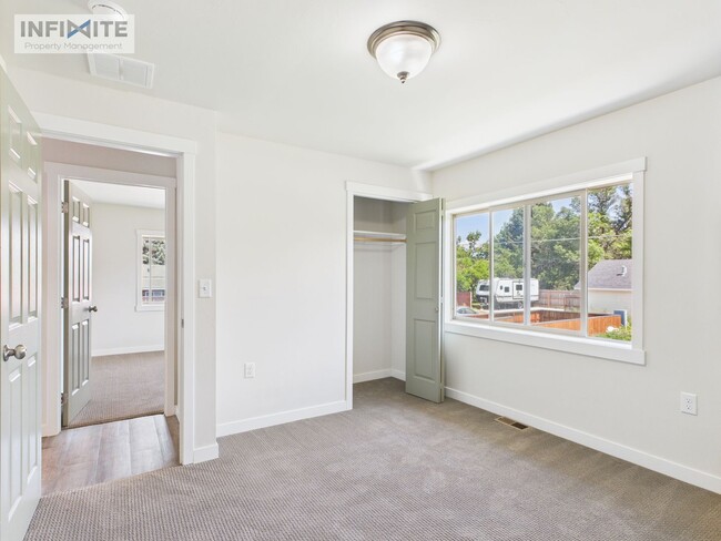 Building Photo - Bright and Airy Two Bedroom