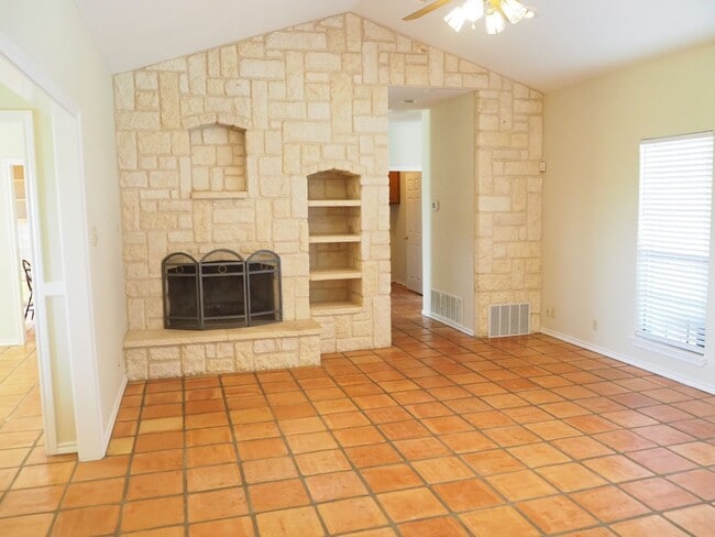 Building Photo - 5 Bed 4 Bath in Pilot Point