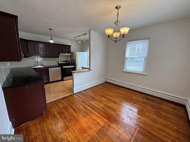 Building Photo - 2323 S Parkview Ave