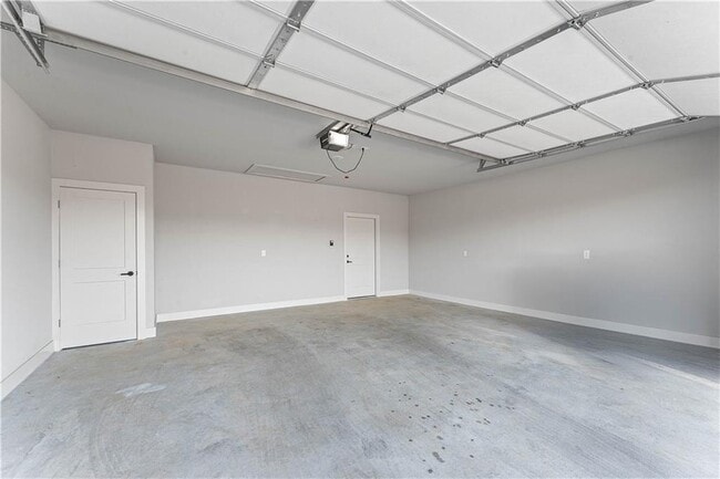 Building Photo - 913 NE Hts Ln