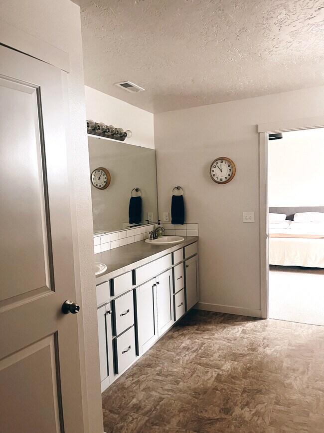 Building Photo - 16848 N Breeds Hill Ave