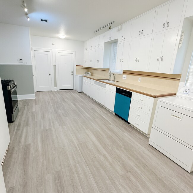 Building Photo - Best located house in West Campus, 6 large bedrooms open floorplan.