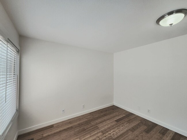 Building Photo - Spacious & bright 3 bedroom 2 bath home in...