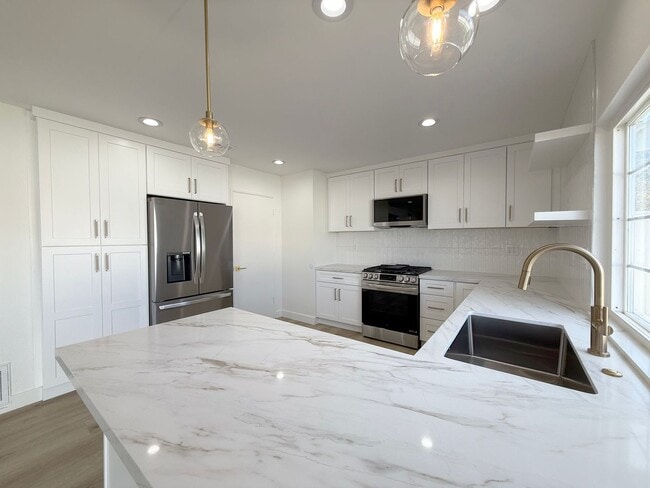 Building Photo - Stunning Remodeled Home in South Huntington Beach – Minutes to the Beach!