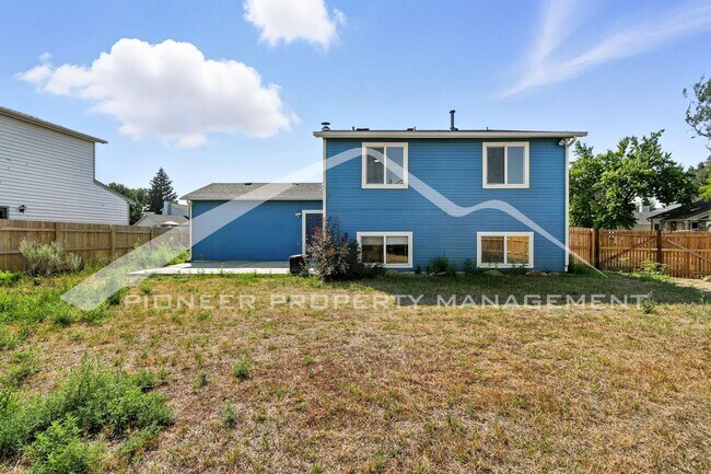 Building Photo - Spacious Home with Washer/Dryer and Centra...