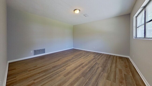 Building Photo - Beautifully Updated 4-Bedroom Home with Modern Finishes & Spacious Backyard