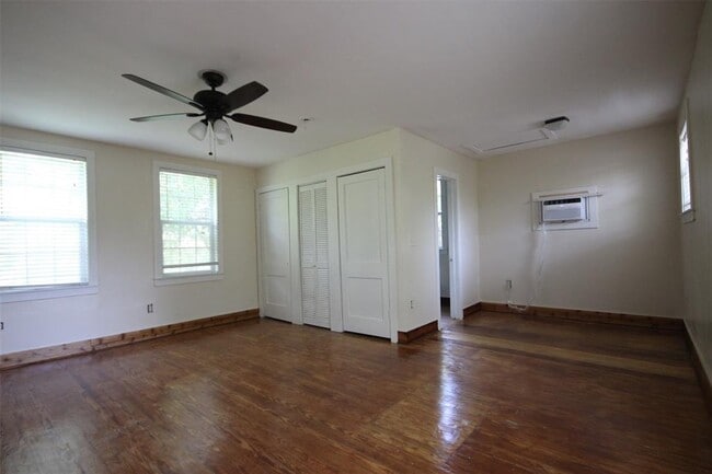 Building Photo - 904 Possum Trot St