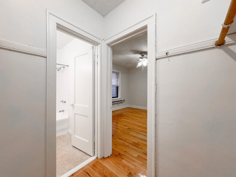 Building Photo - 545 W Wellington Ave