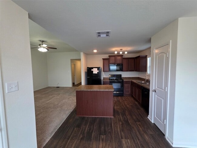 Building Photo - 723 Crystal Lakes Dr