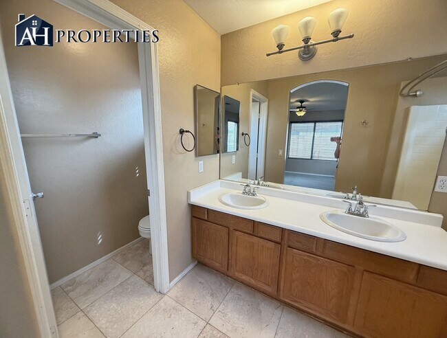 Building Photo - 9543 W Sunnyslope Ln