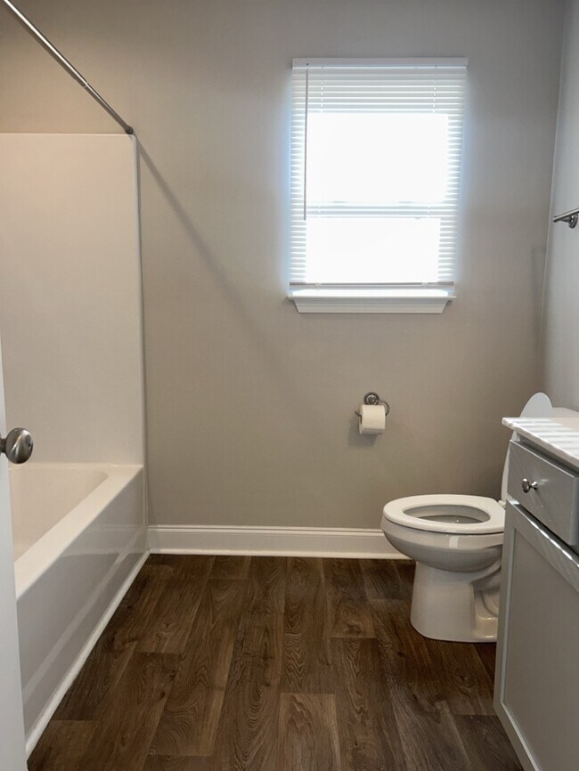 Building Photo - 2 Bedroom 1.5 Bathroom