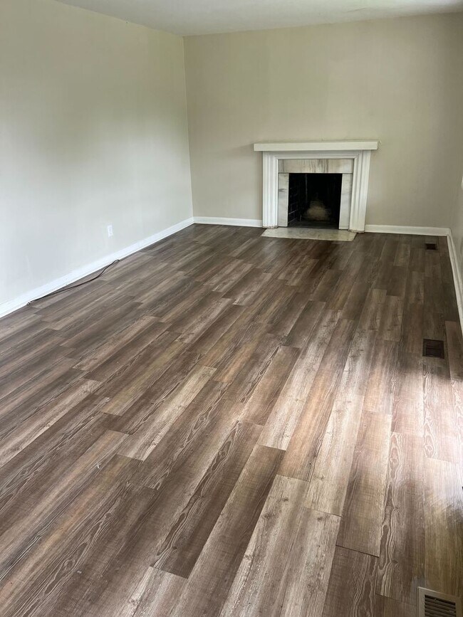 Building Photo - Cozy 2BR/1BA Home with Fireplace & Spacious Living Area