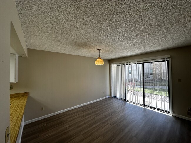 Building Photo - Charming condo in the Chestnut Community!  Available Now!