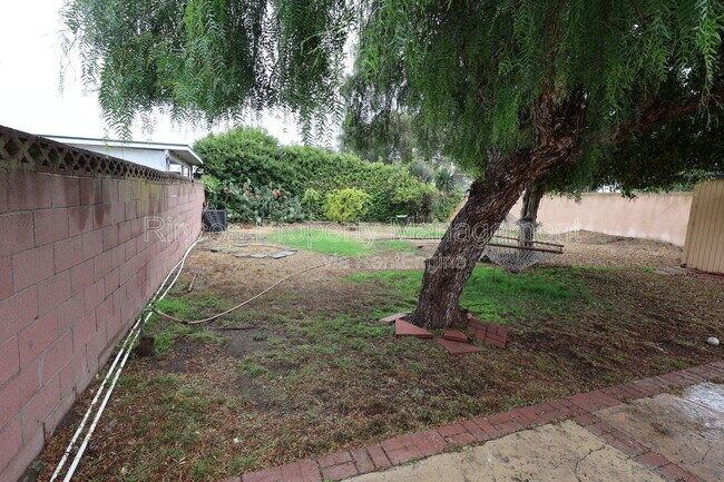 Building Photo - 329 E Scott St