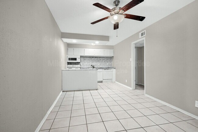 Building Photo - 816 S Crockett St