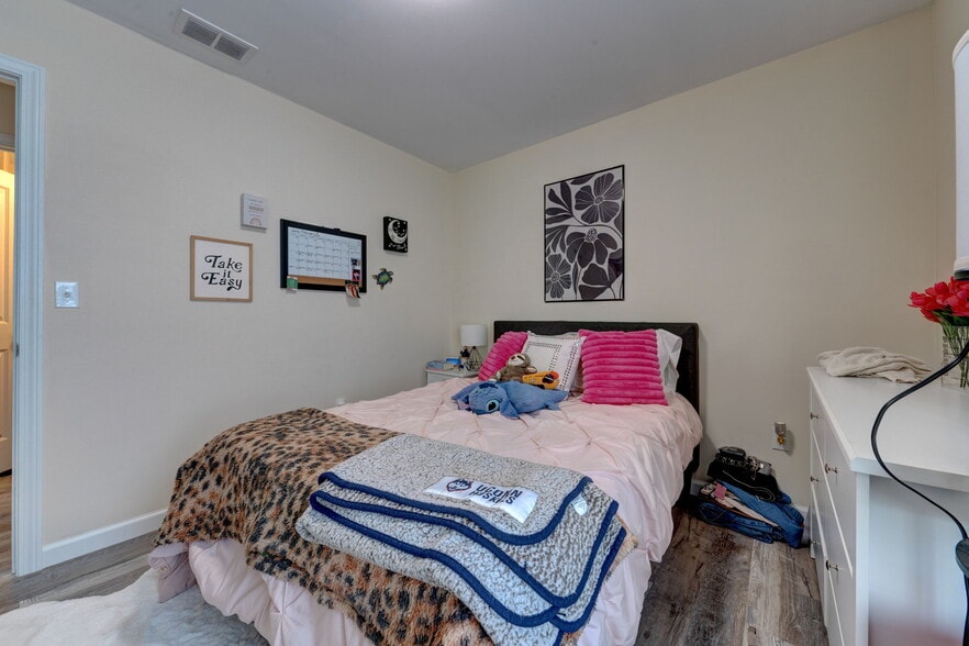 Building Photo - 15 Hillyndale Rd