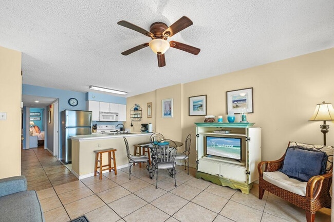Building Photo - 561 E Beach Blvd