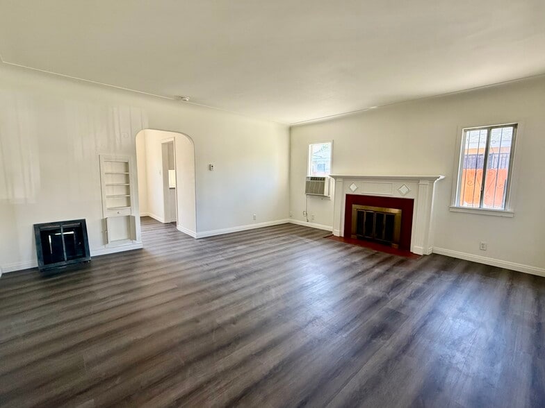 Living Room - 330 W Bencamp St